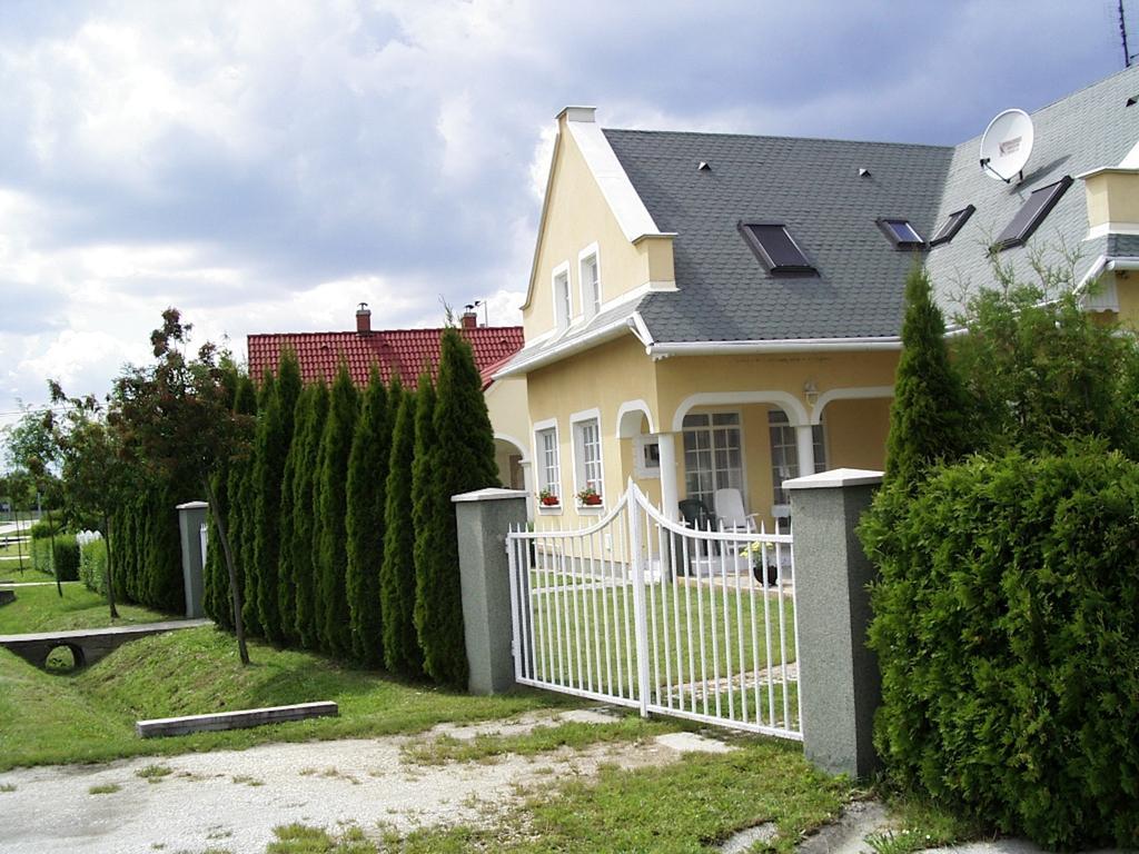 Pacsirta Apartman Lenti Esterno foto